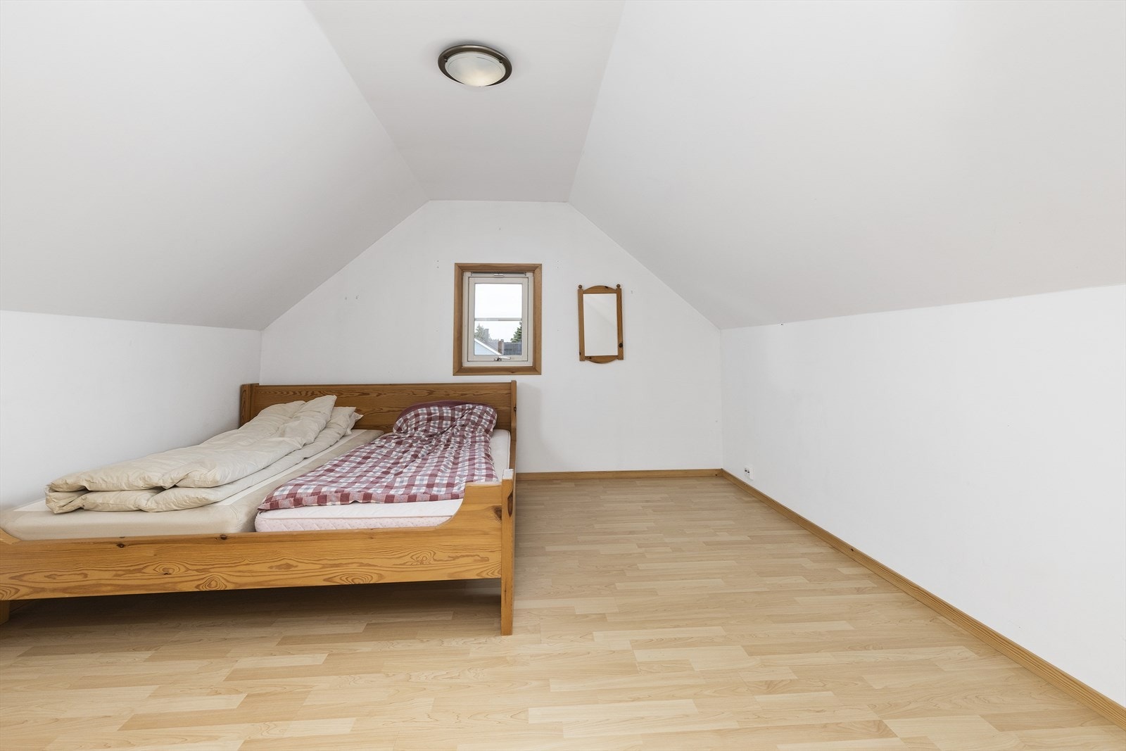 Innredet rom på garasje loftet, rommet er ikke godkjent til varig opphold og rømningsvei fra innredet loft på garasjen er ikke forskriftsmessig. Galleribilde