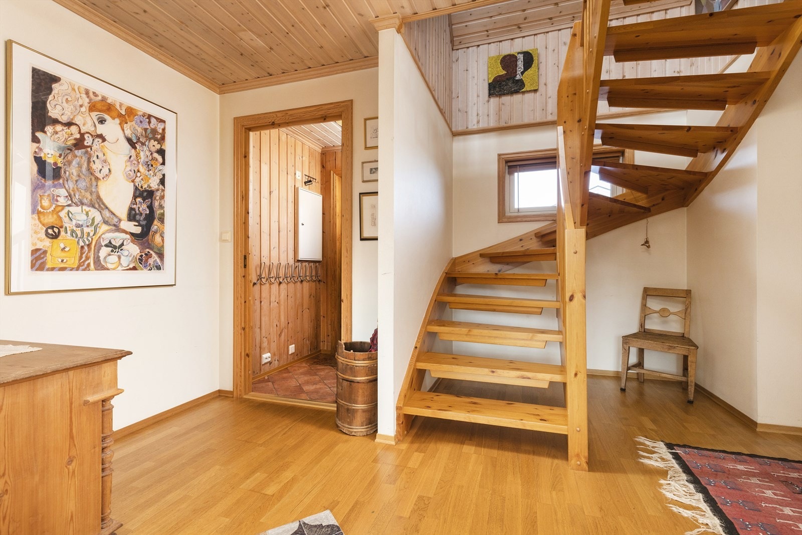 Velkommen inn til en flislagt gang med oppheng for yttertøy, trappen i entreen tar deg videre opp til 2.etasje. Galleribilde