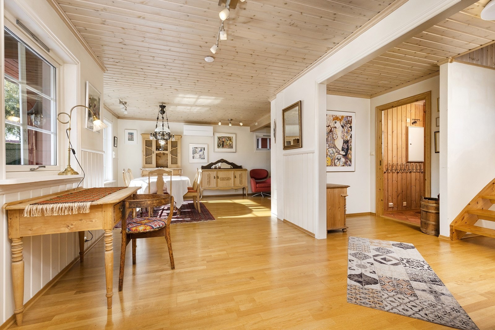 Boligen har en romslig og lys stue med vindusflater som slipper mye naturlig lys inn og skaper en behagelig romfølelse. Galleribilde