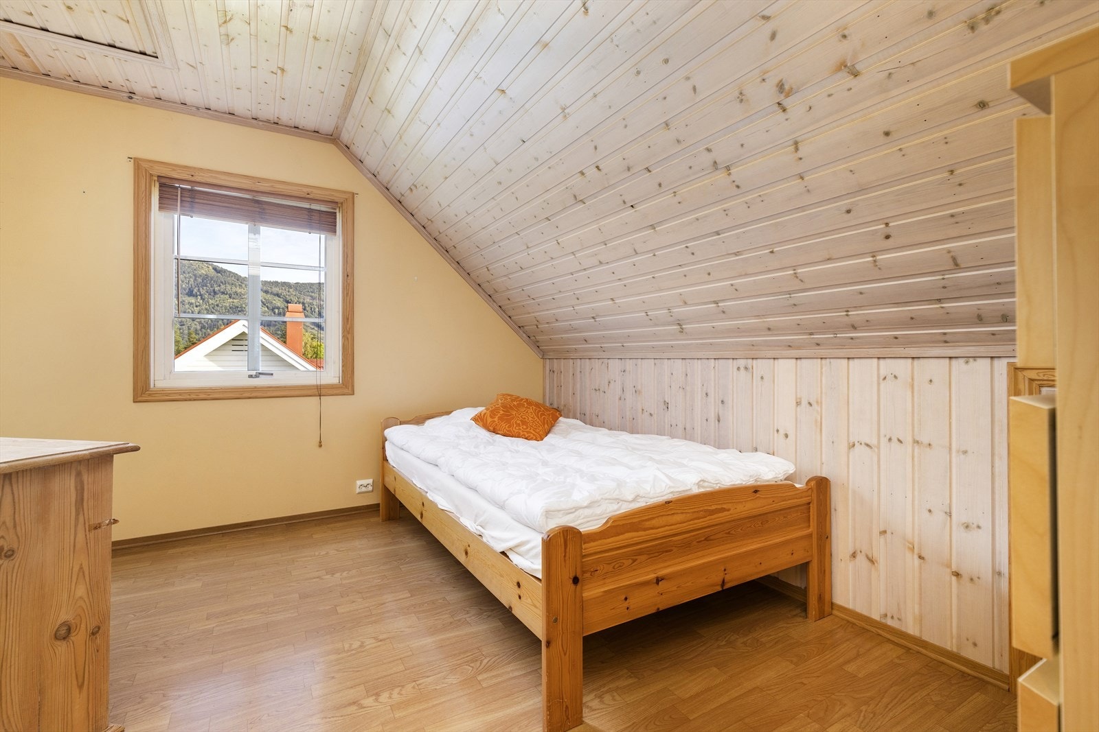 Boligen har tre romslige soverom. Galleribilde