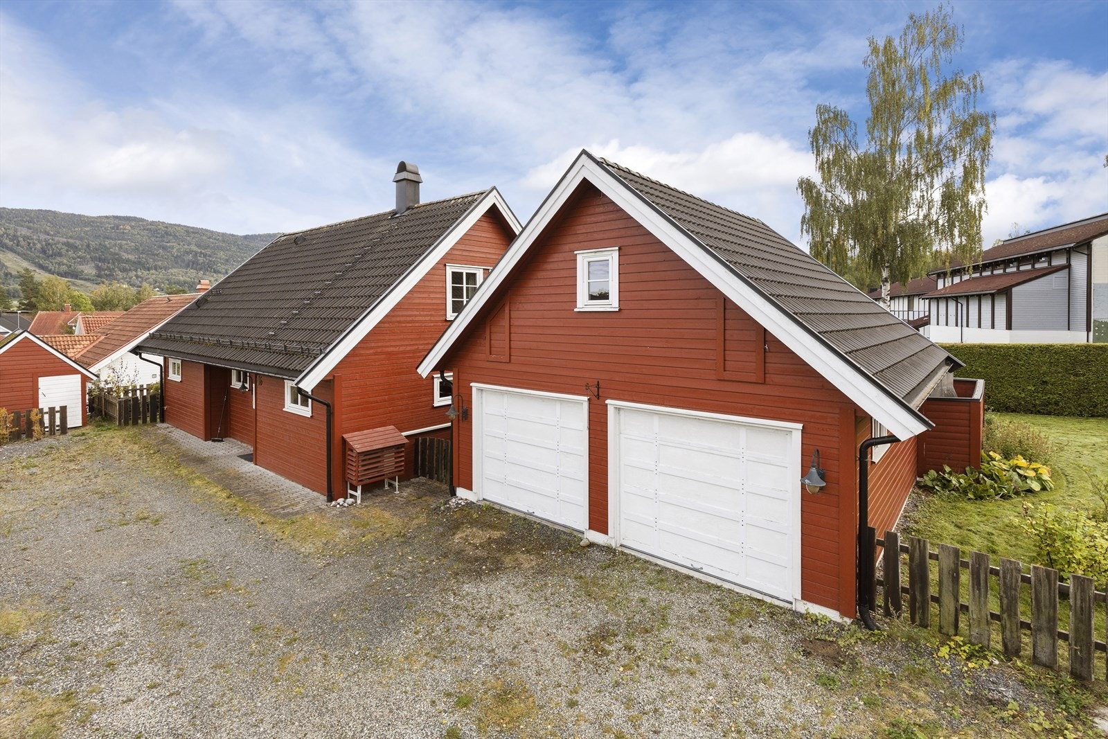 Parkering forekommer i egen gruset gårdsplass og dobbelgarasje. Galleribilde