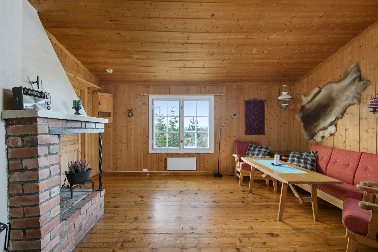 Fint naturlig lys inn i stua. Adkomst til ett av soverommene. Galleribilde
