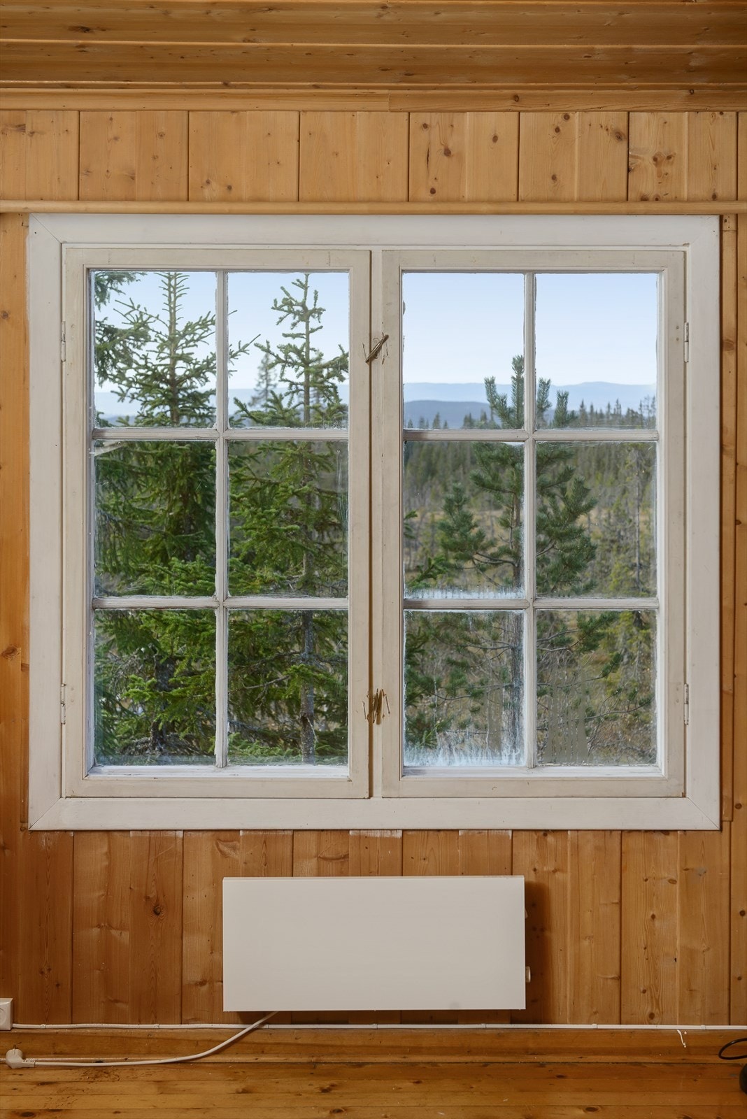 Utsiken kan også nytes innenfra på hytta. Galleribilde