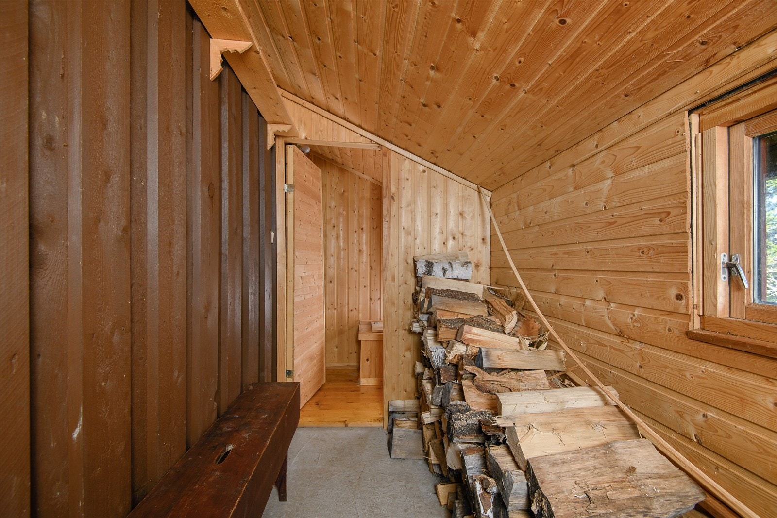 Vebod og do med egen inngang. Galleribilde