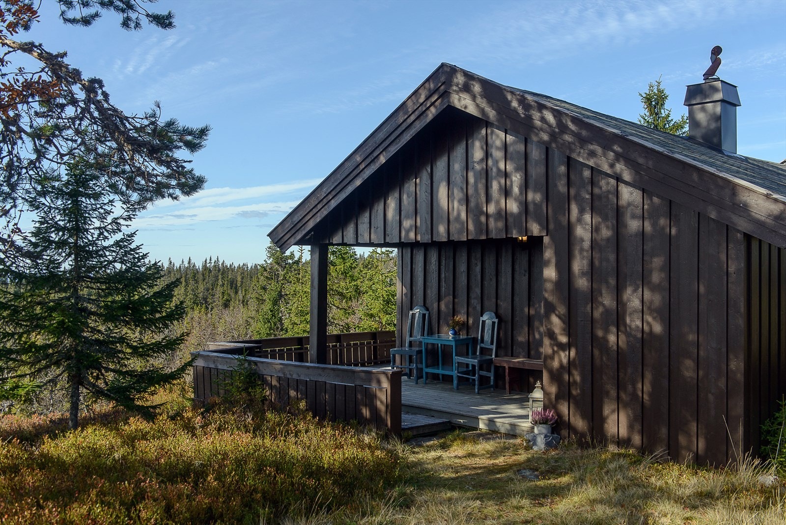 Overbygget inngangsparti i forbindelse med terrassen på hytta. Her kan utsikten nytes i fred og ro. Galleribilde