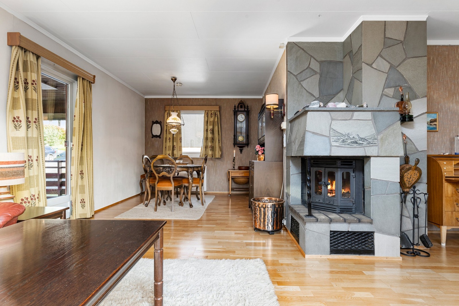 God plass til både sofagruppe og spisegruppe. Fra stua har du utgang til stor veranda Galleribilde