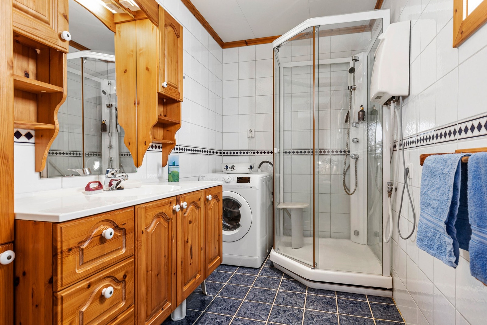 Badet ble oppgradert i 1996 og er tilknyttet det største soverommet. Galleribilde