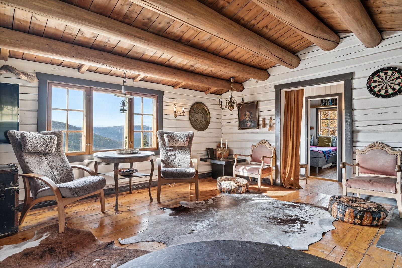 Det er store vindusflater som gir rikelig med naturlig lys inn i rommet, samt flott utsyn. Galleribilde