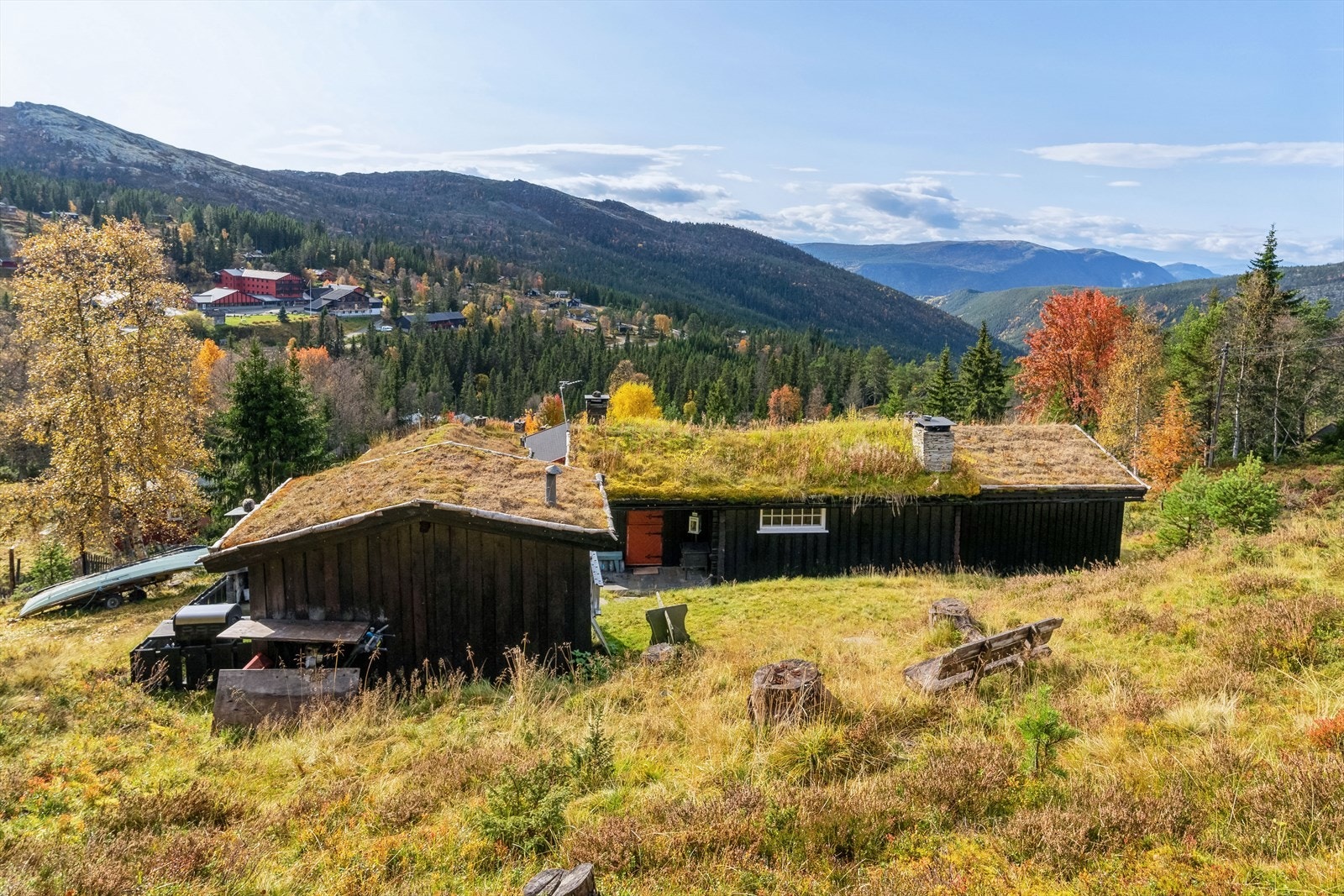 Det er svært fin utsikt mot omkringliggende fjellområder og gode solforhold. Galleribilde