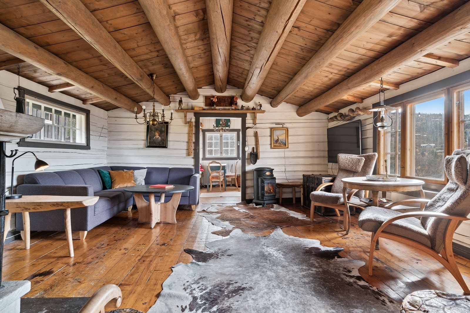 Lys, romslig og stor stue med god takhøyde. Galleribilde