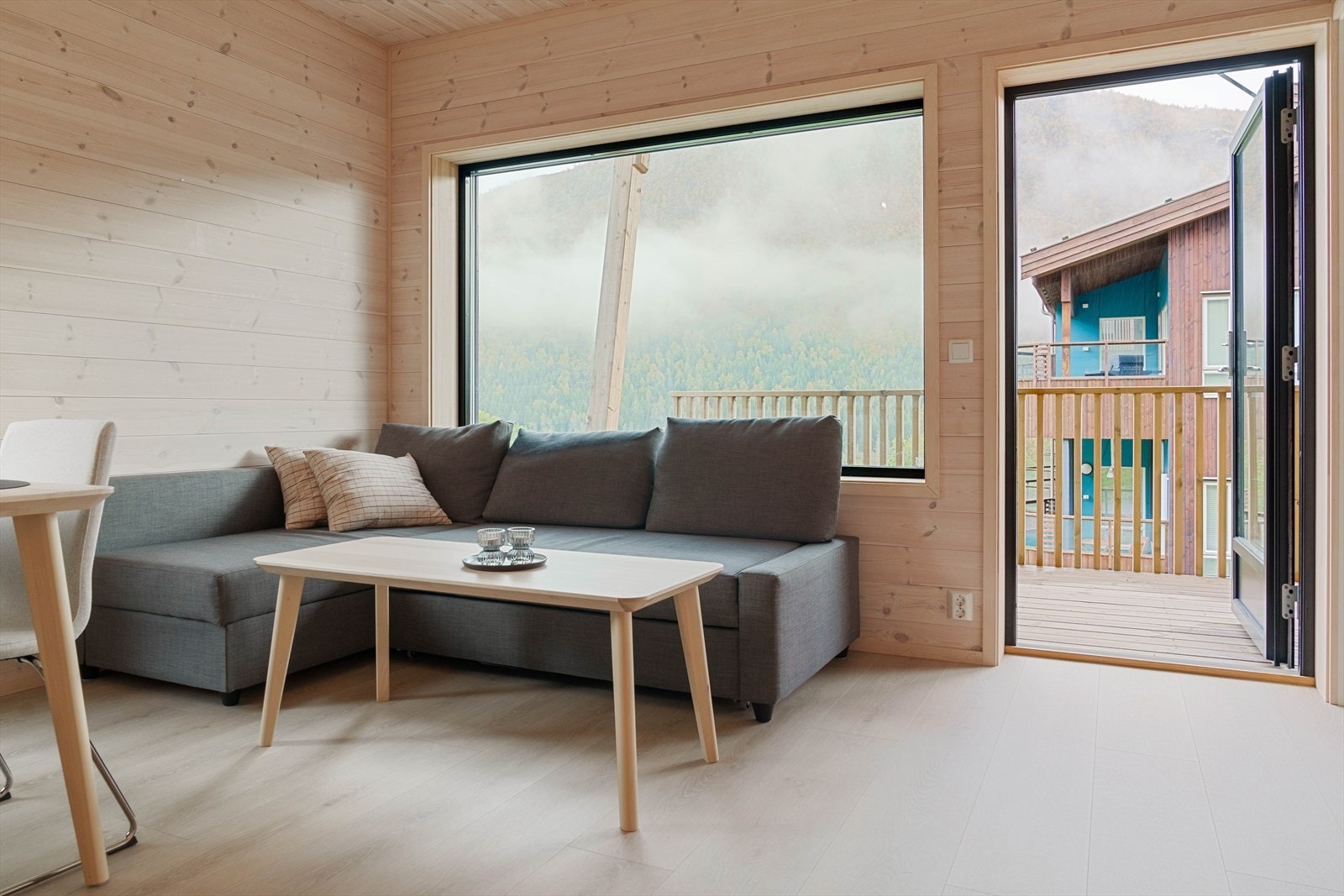 Leiligheten har store vinduer som gir flott utsikt over Svolefjellet samtidig som at det gir mye dagslys. Galleribilde