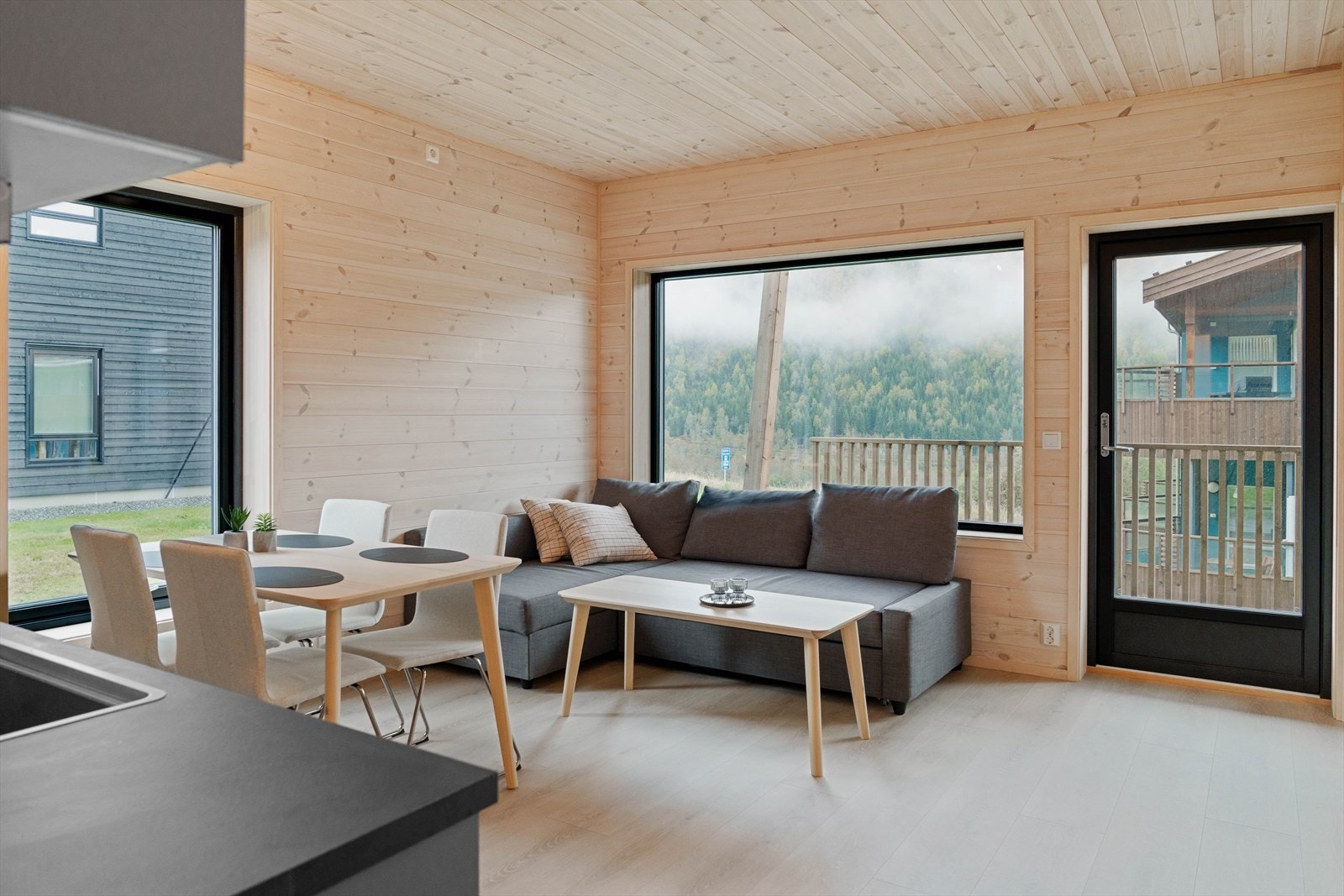 Stuen er romslig med plass til både spise- og sittegruppe. Galleribilde