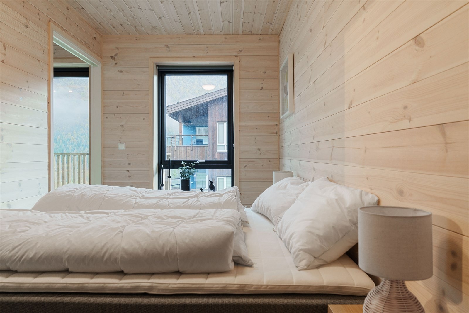 Romslig hovedsoverom med to innganger. Denne løsningen er svært praktisk. Galleribilde