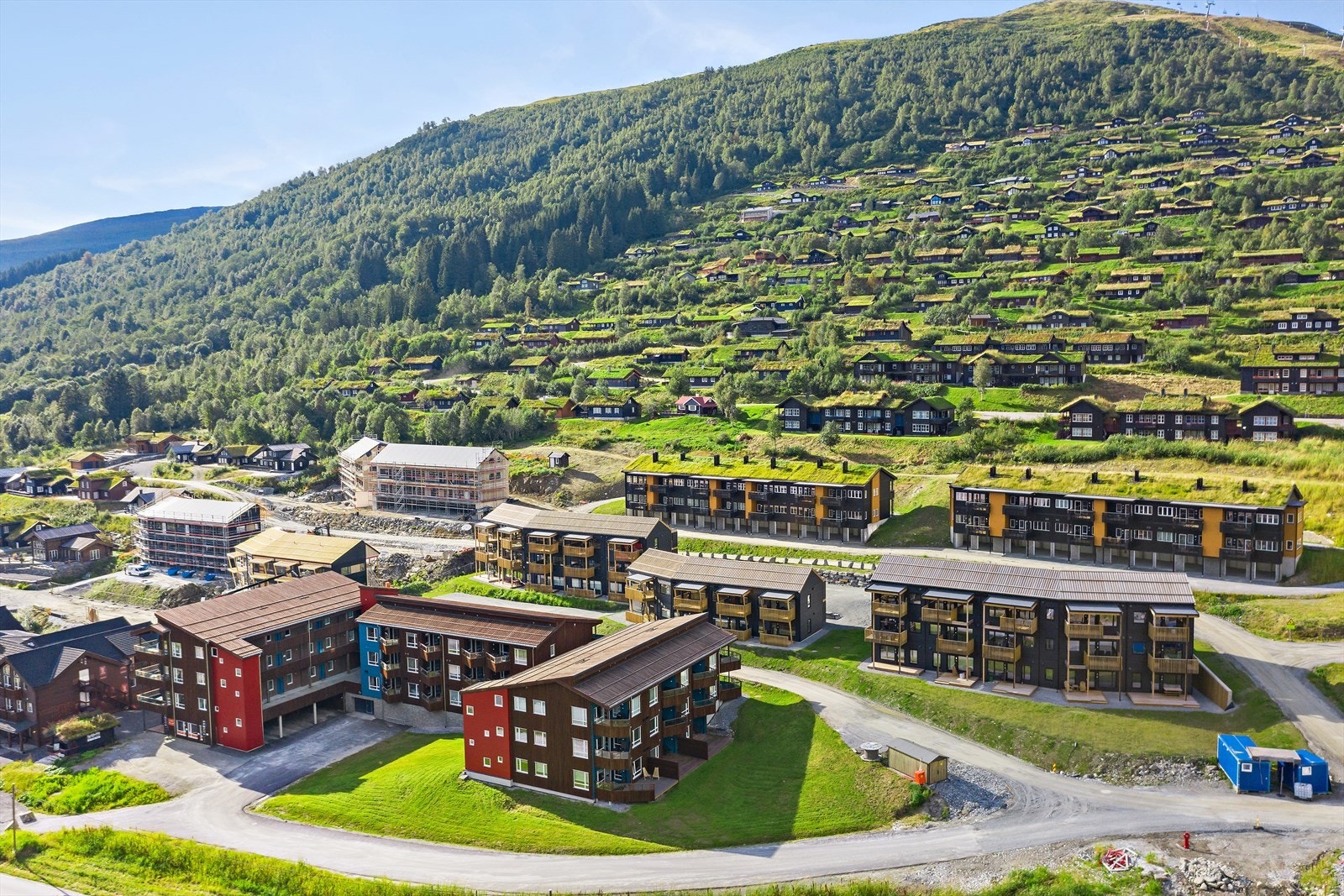 Bygget stod ferdig sommeren 2022 og ligger i et nyere felt i Myrkdalen. Galleribilde