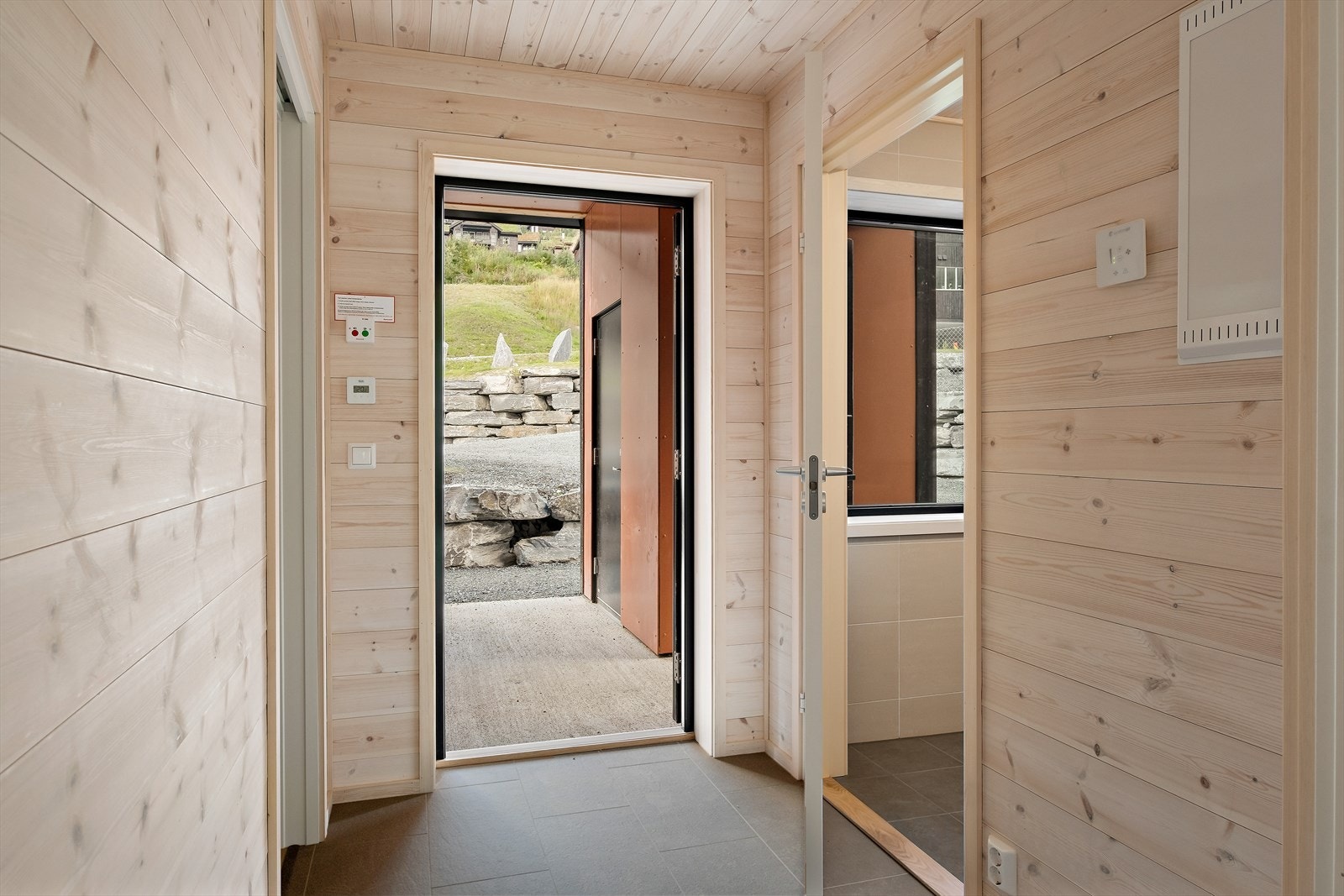 Entré med tilgang til badet og det ene soverommet. I tillegg har du inngang til sportsboden rett utenfor i svalgangen. Galleribilde