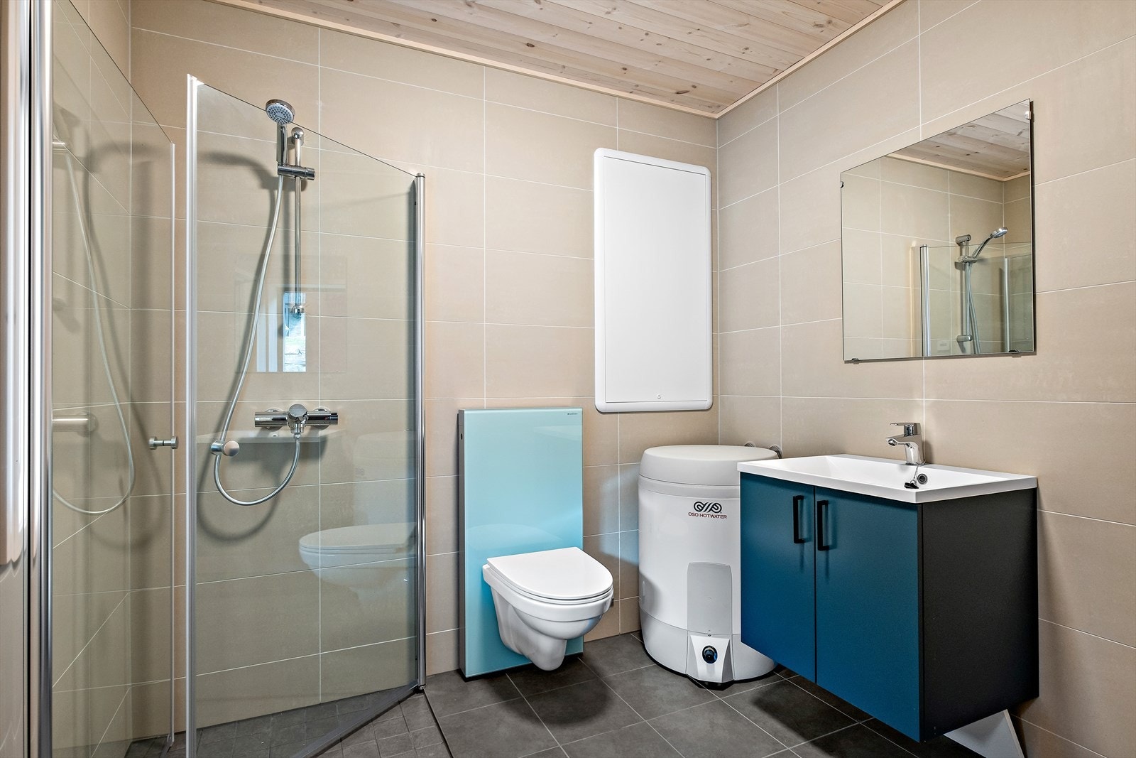 Helfliset og flott bad med vegghengt toalett og dusjhjørne. Galleribilde