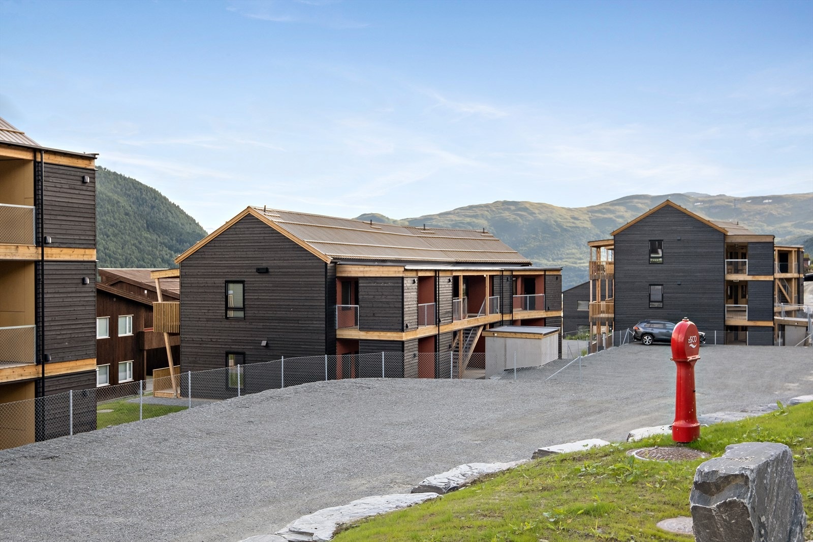 Du kan parkere rett utenfor leiligheten så det er enkelt for deg å gå inn med turutstyr og dagligvarer Galleribilde