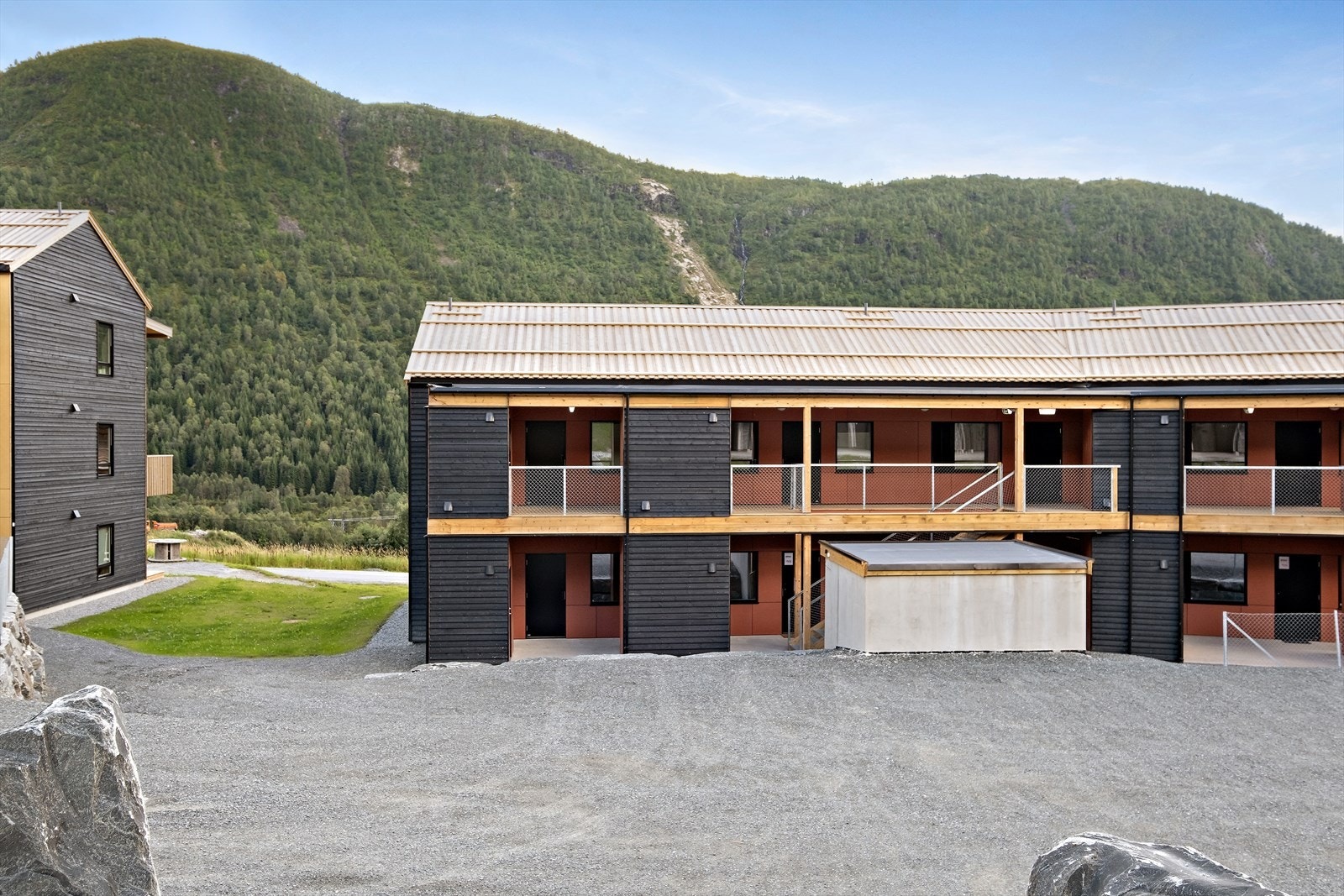 Bak bygget har du parkering. Galleribilde