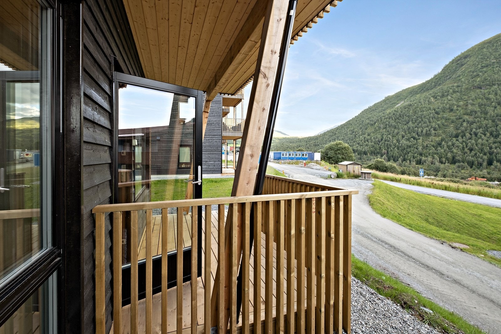 På terrassen kan du nyte solen og flott utsikt mot Svolefjellet. Galleribilde