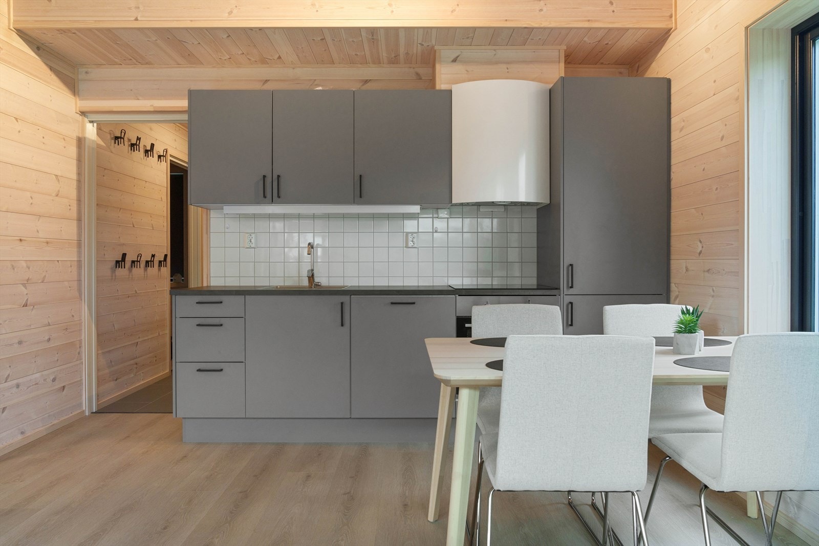 Kjøkkenet er levert fra kvalitetsleverandøren Sigdal og har integrerte hvitevarer. Galleribilde