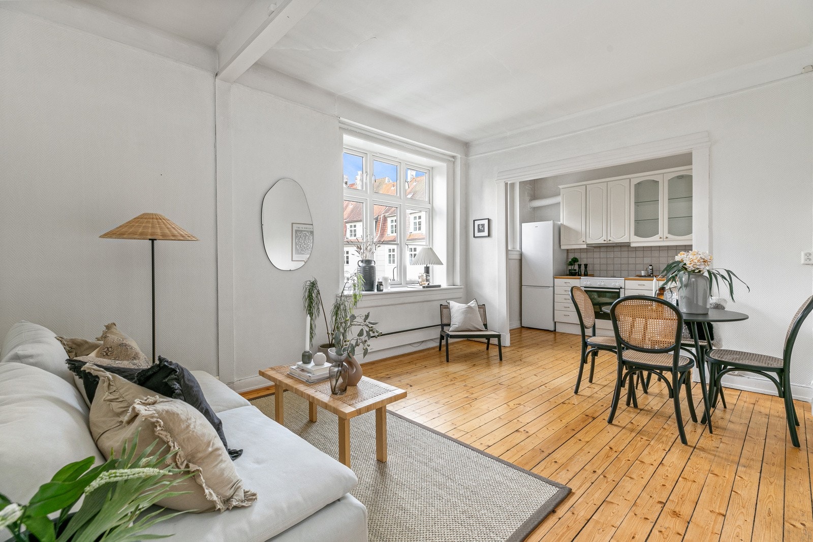 Dette er en sjarmerende andelsleilighet med et stort potensiale. Eiendommen ligger i etterspurte Lindern Hageby med sine idylliske omgivelser. Galleribilde