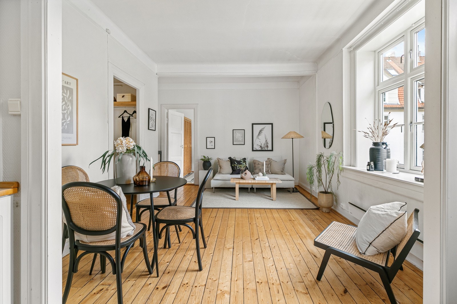 Plass til spisebord mellom stue og kjøkken. Galleribilde