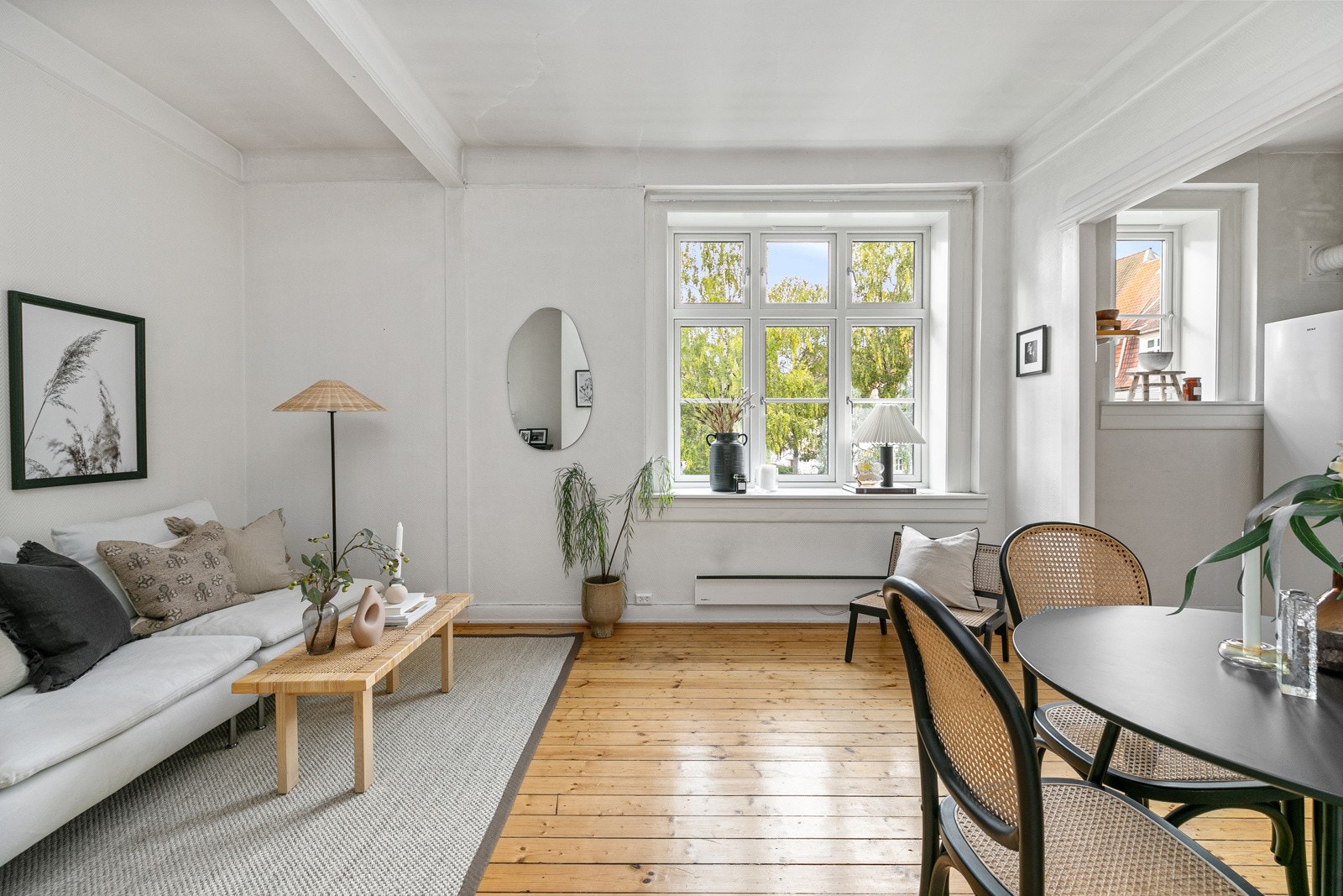 Stuen har gode lysforhold med to vindusflater som slipper inn rikelig med naturlig lys. Galleribilde