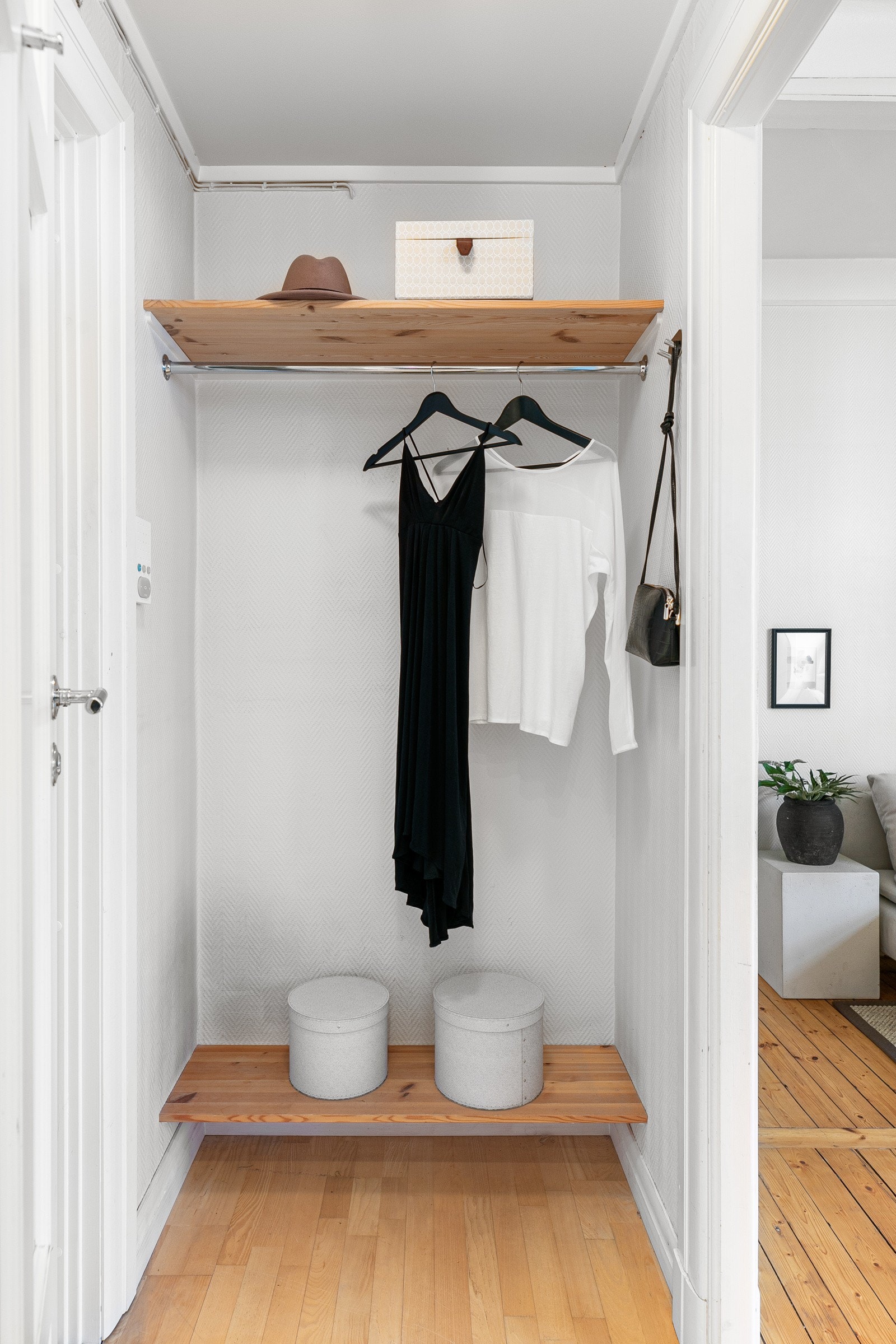 I entréen er det plass til oppheng av yttertøy og oppheng av sko. Galleribilde