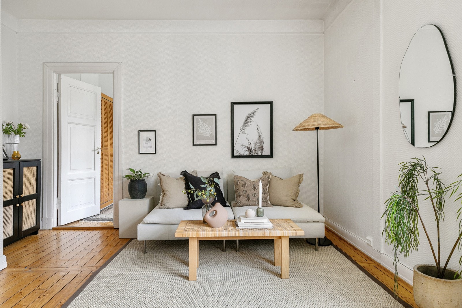 Stuen oppleves som lys og romslig med plass til blant annet sofagruppe med tilhørende møblement, stol, hyller/skap til oppbevaring m.m. Galleribilde