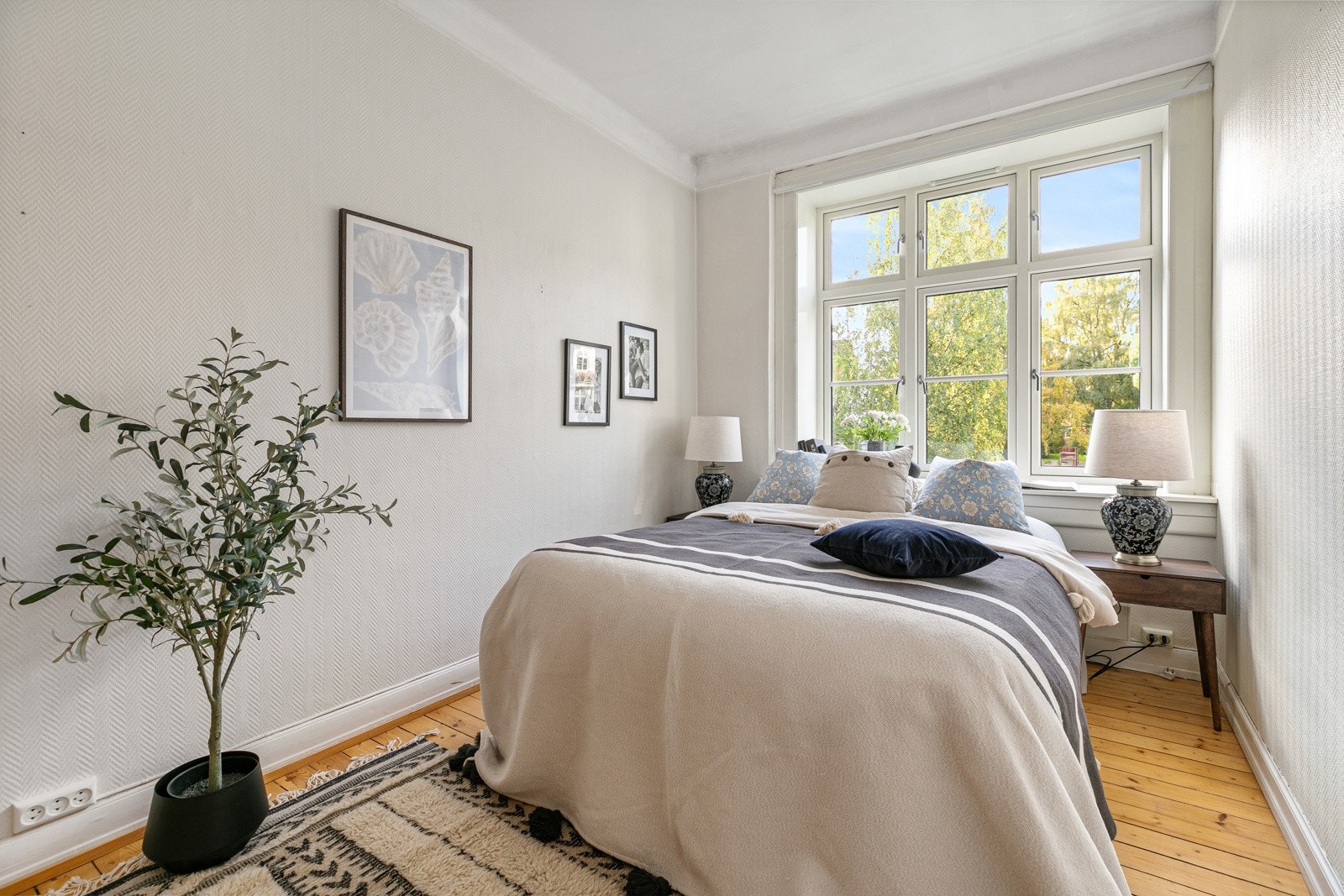 Soverommet er av generøs størrelse med god plass til dobbeltseng og annet møblement som f.eks. skrivebord/hyller. Galleribilde