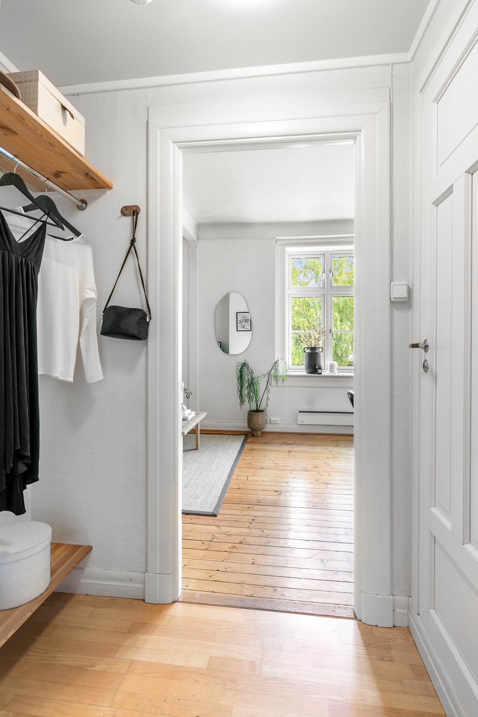 Når du kommer inn i boligen blir du møtt av et stort vindu og fantastisk utsyn mot grønne og idylliske omgivelser. Galleribilde