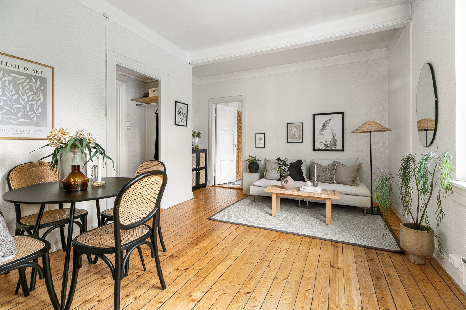 Stuen har en generøs takhøyde på ca. 2,81 m. Galleribilde