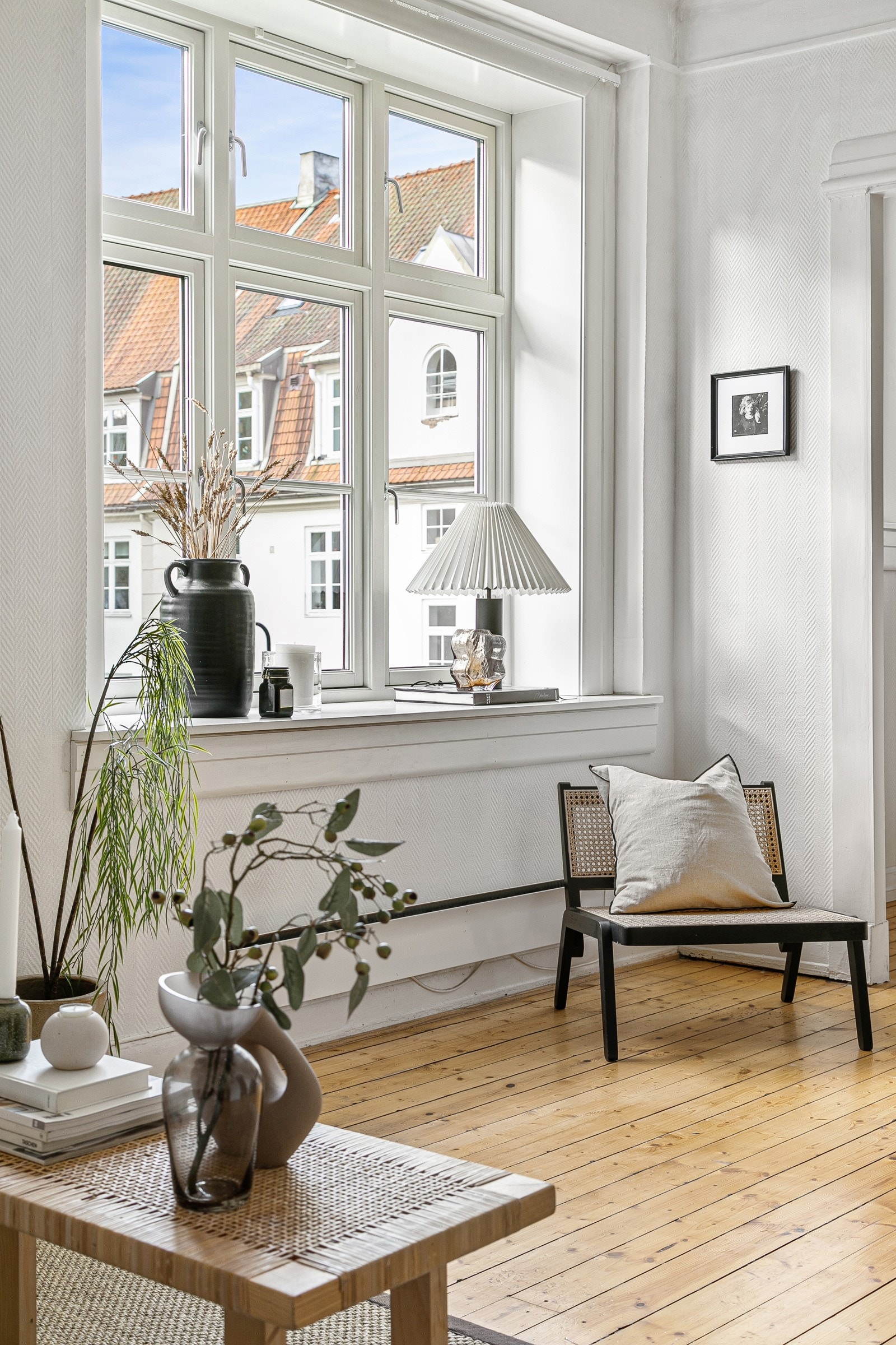 God intern beliggenhet og vender i sin helhet mot grønn og frodig bakgård. Dette begrenser innsynet i stor grad. Galleribilde