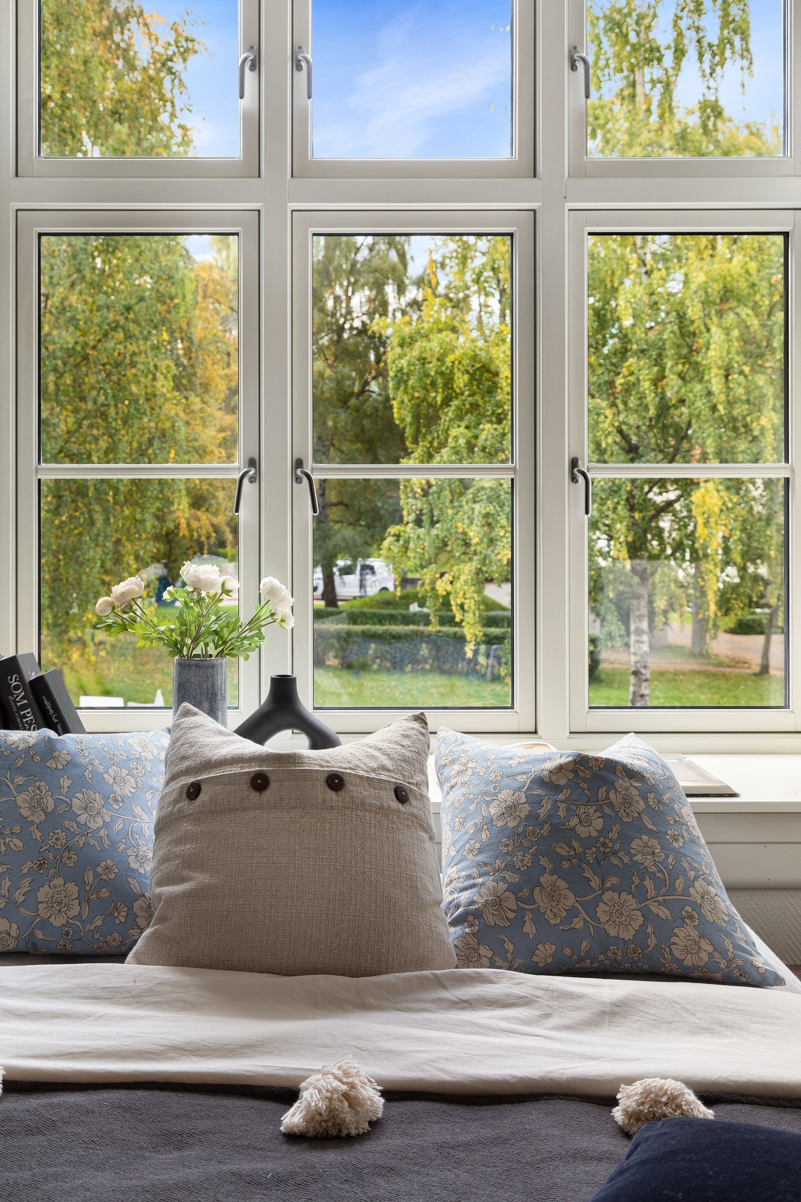 Soverommet er i lyse farger og har i likhet med stue/kjøkken flott utsyn mot omgivelsene i bakgården. Galleribilde