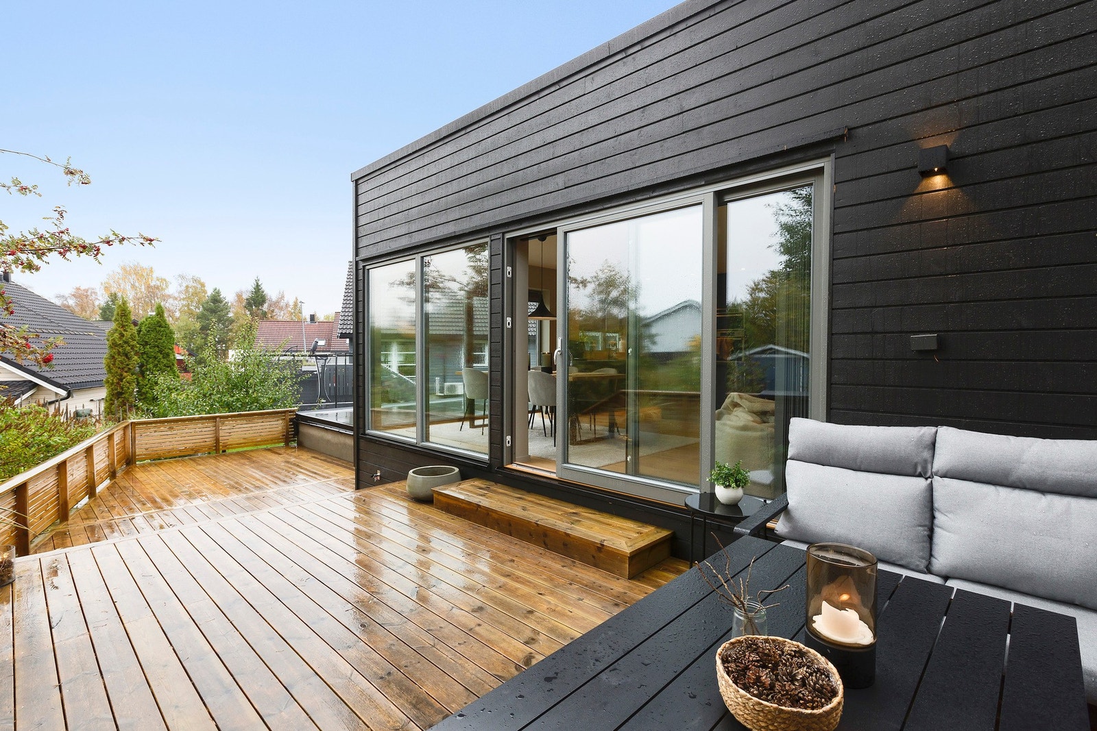 Fra stua har du utgang til stor og solrik terrasse vendt mot sørvest Galleribilde