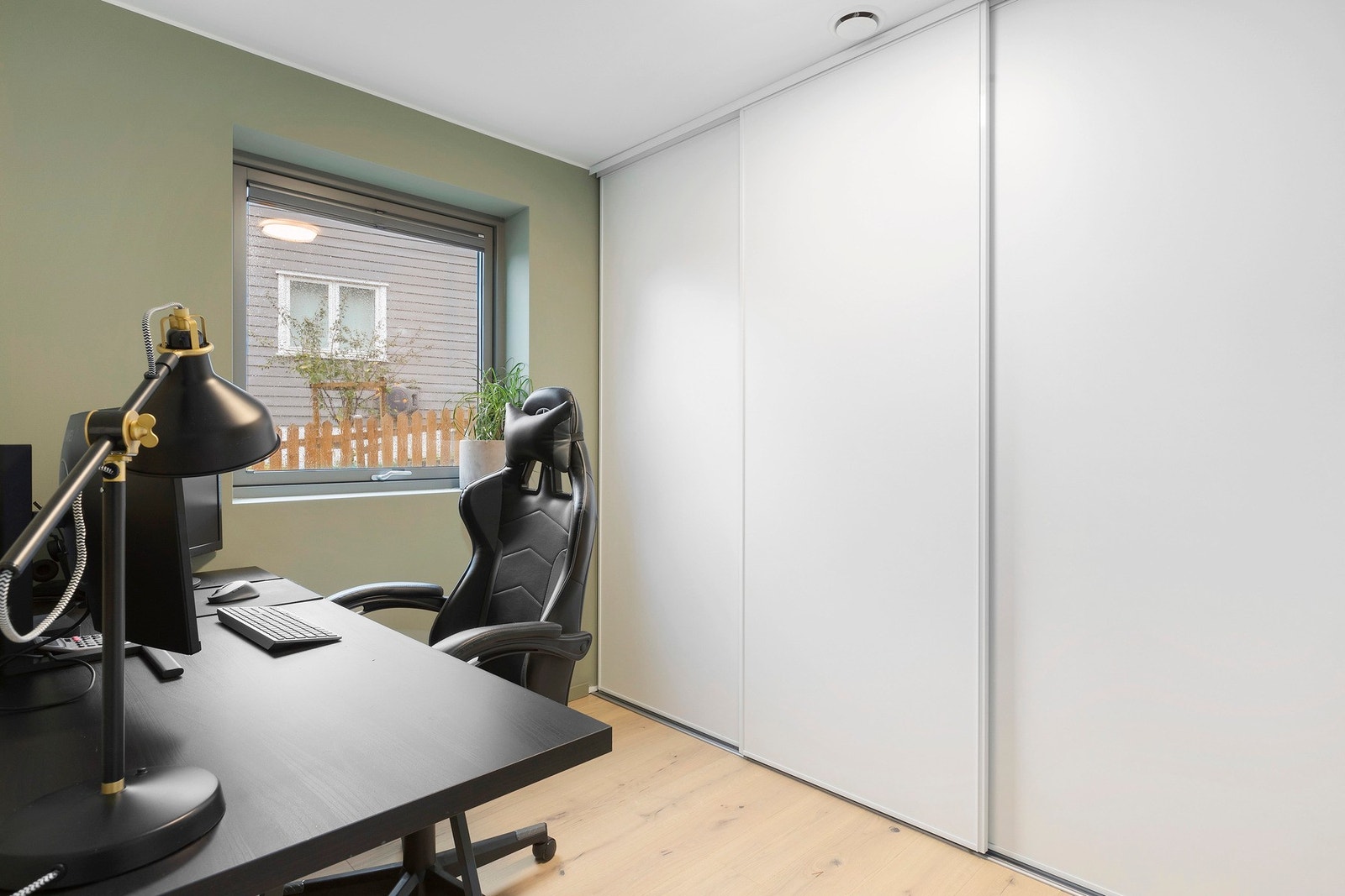 Soverom med skyvedørsgarderobe Galleribilde
