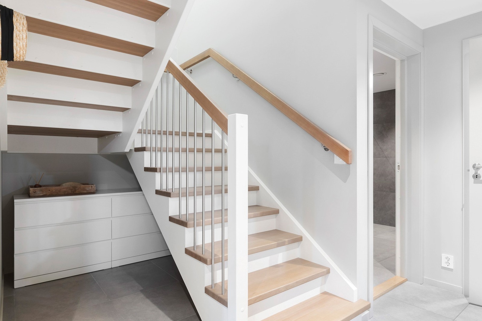 Moderne trapp med oppbevaringsmuligheter under Galleribilde