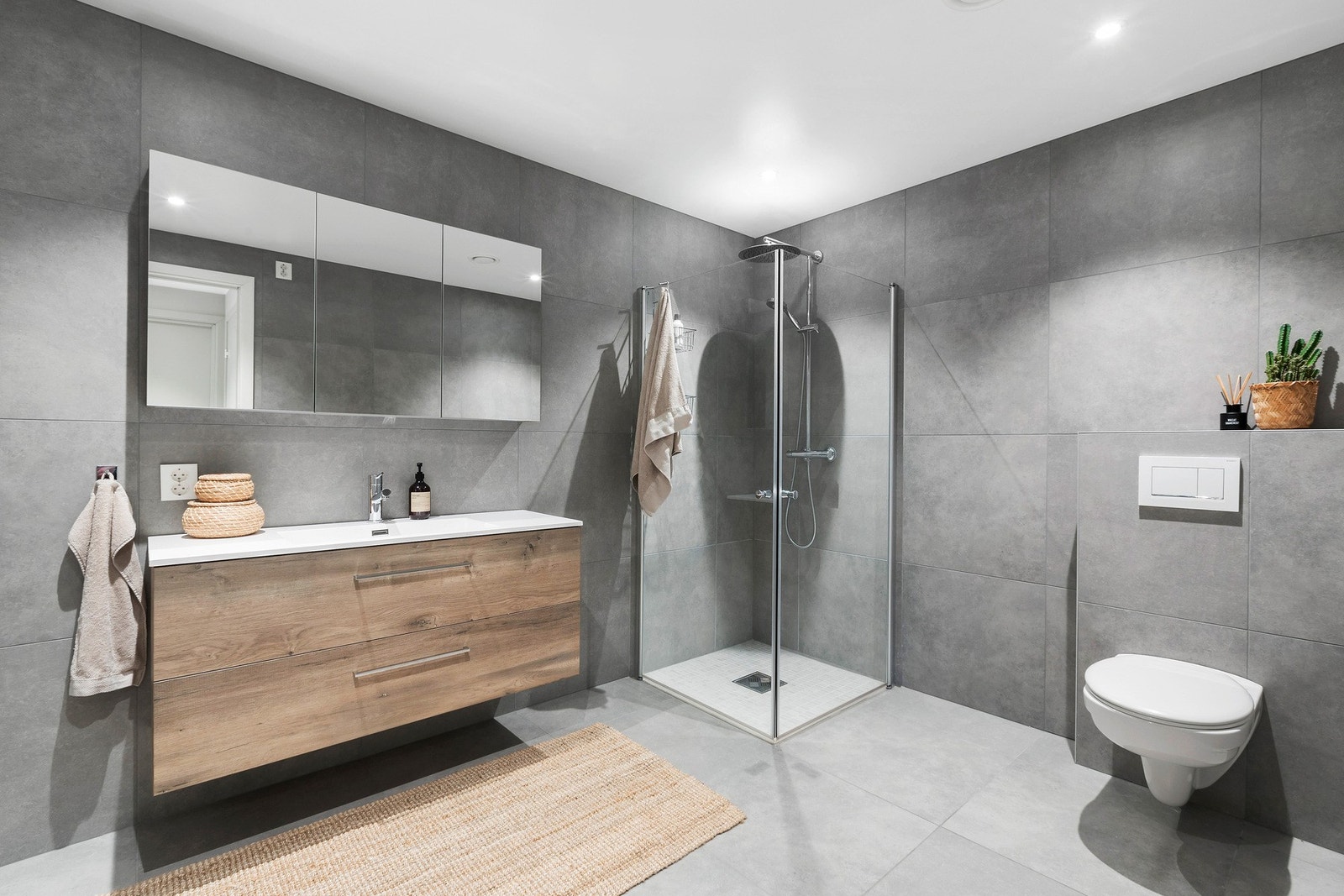 Badet i 1. etasje er også lekkert og moderne med regndusj Galleribilde