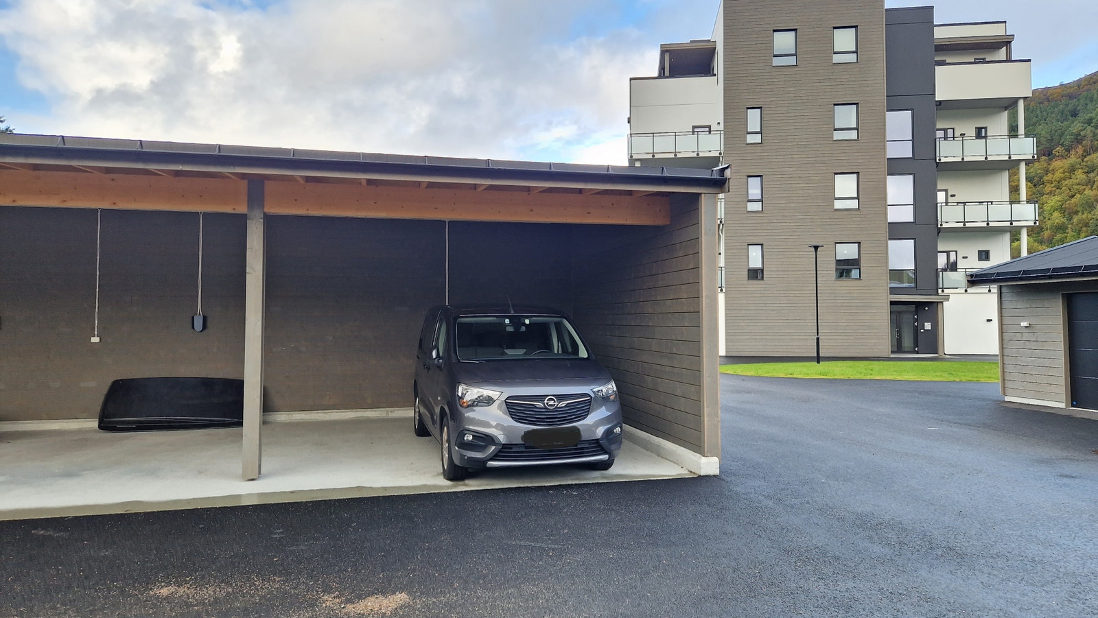 Parkeringsplass i carport hvor skiboksen står Galleribilde