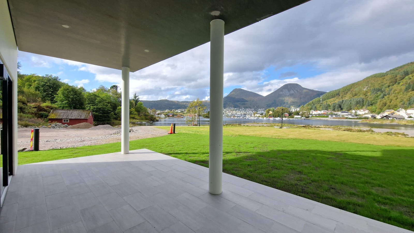Flislagt, overbygd terrasse Galleribilde