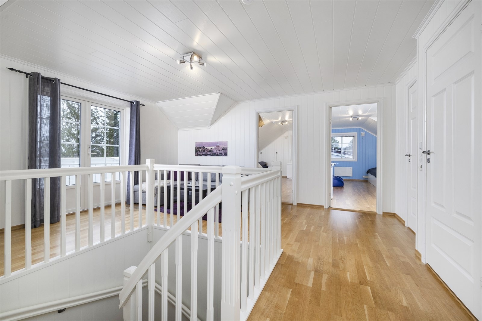 Trapp opp fra 1 etasje til gangen inn til soverommene og loftstua. Galleribilde