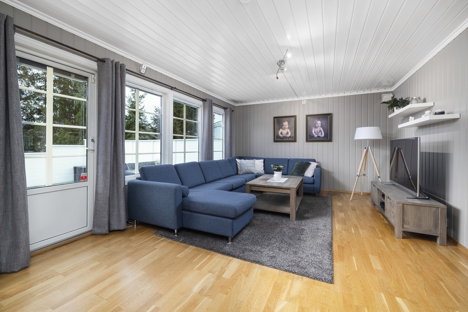 Fra stuen er det utgang til hage/terrasse. Galleribilde