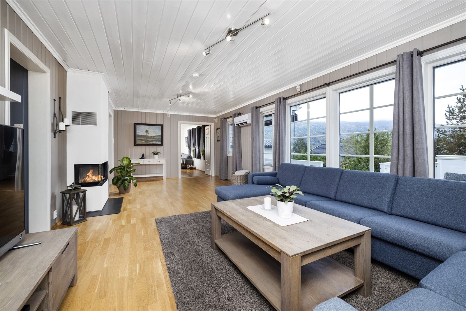 Romslig stue med flott peis, det er også montert varmepumpe i stuen. Galleribilde