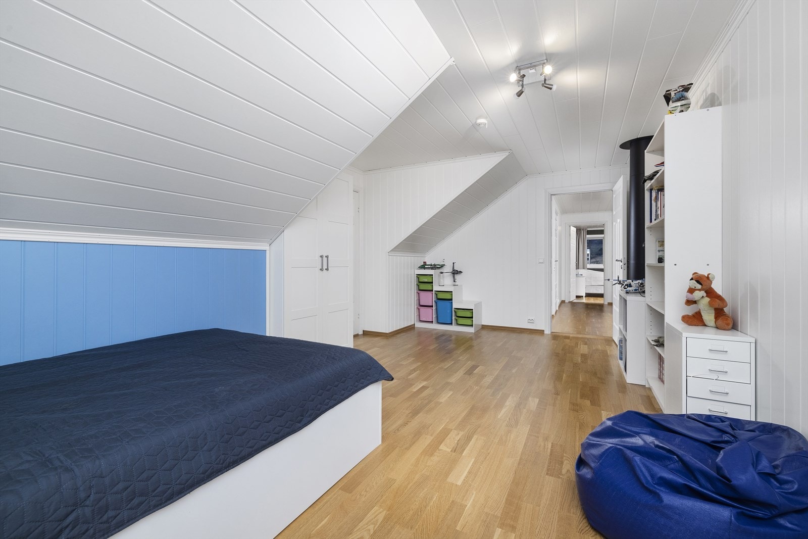 Romslig soverom i 2 etasje med godt med skapplass og hyller til oppbevaring. Galleribilde