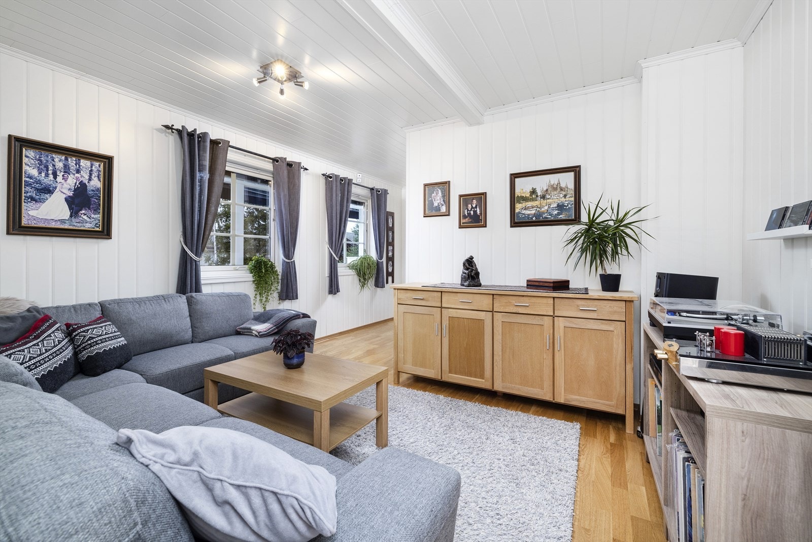 Hyggelig stue med god plass til sofa. Galleribilde