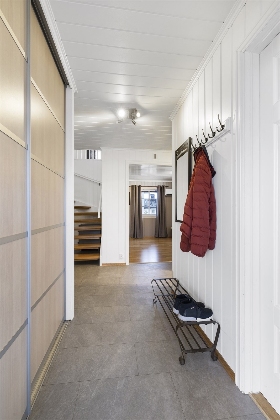 Entré med stor skyvedørsgarderobe. Galleribilde