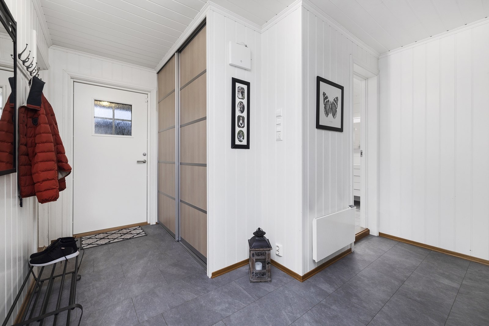 Hall med lyse pene flater. Galleribilde