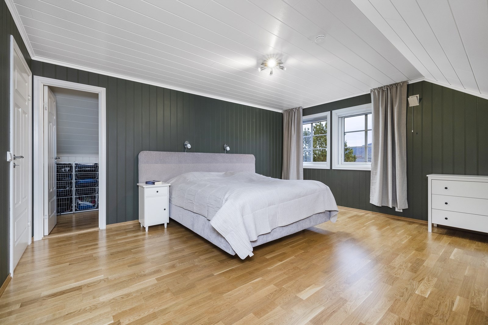 Romslig soverom i 2 etasje med inngang til Walk-in closet. Galleribilde