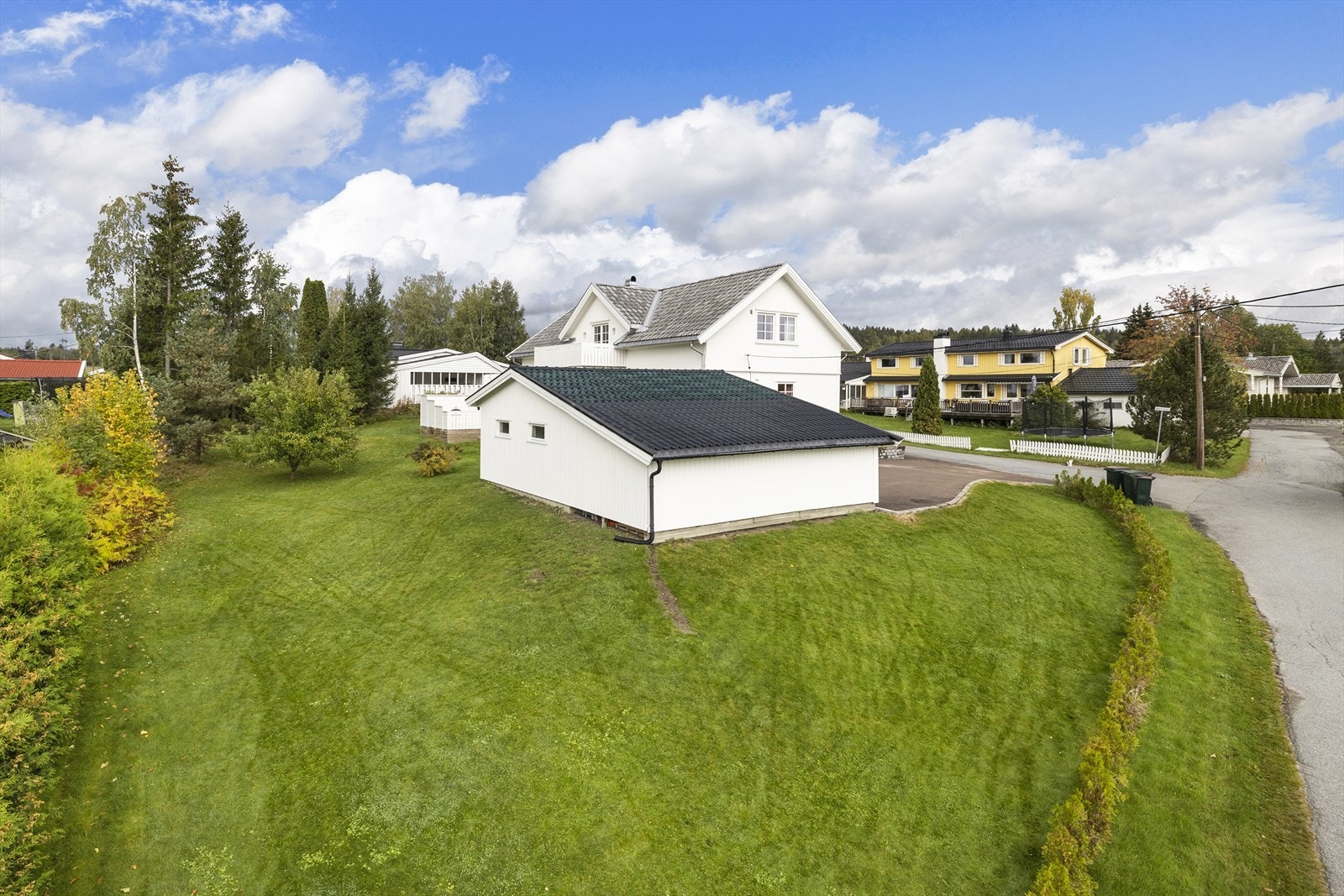 Stor tomt som er beplantet. Galleribilde