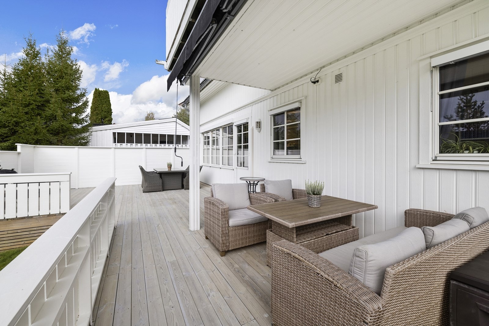 Stor terrasse med delvis overbygget og markise over deler av terrassen. Galleribilde